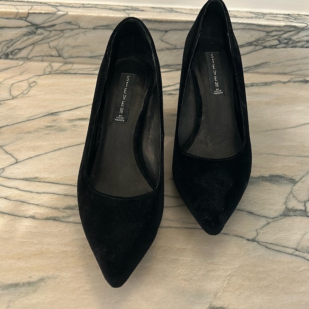 Steve Madden Black velvet women’s shoes size 8.5.  Medium wear. Good condition.